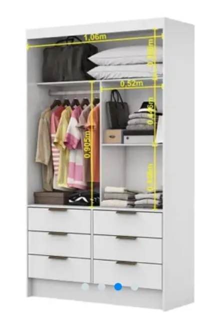 Guarda-roupa branco com amplo espaço interno