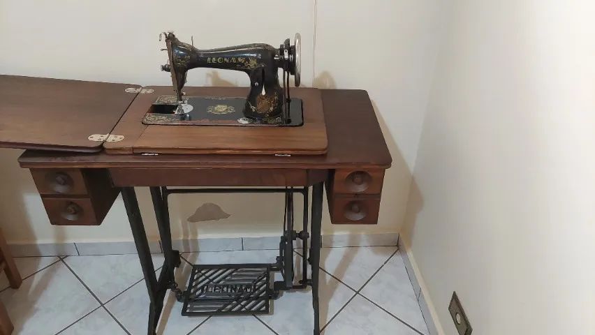 Máquina de costura antiga64168512193921120