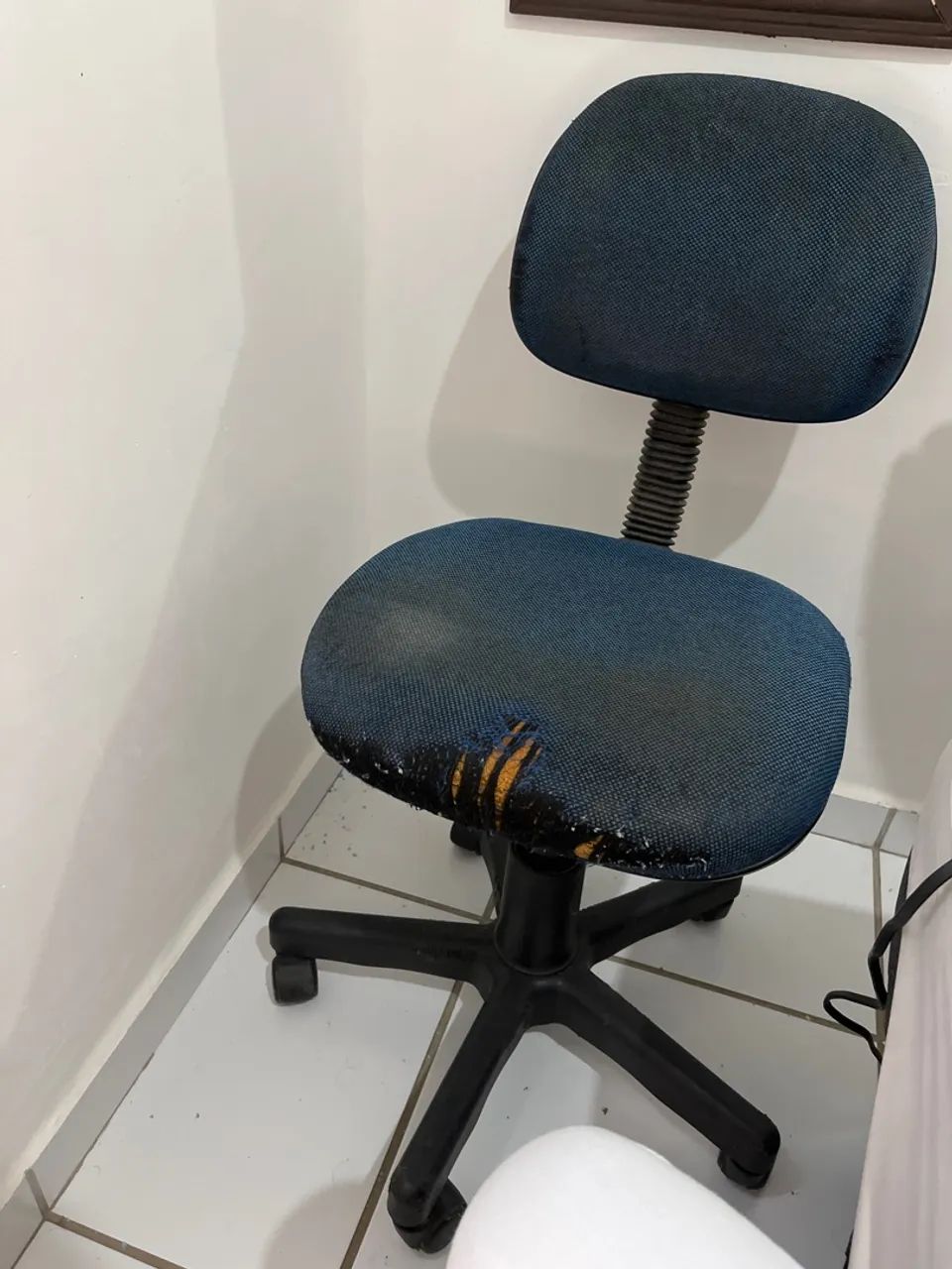 Cadeira de Escritório Azul com Detalhes