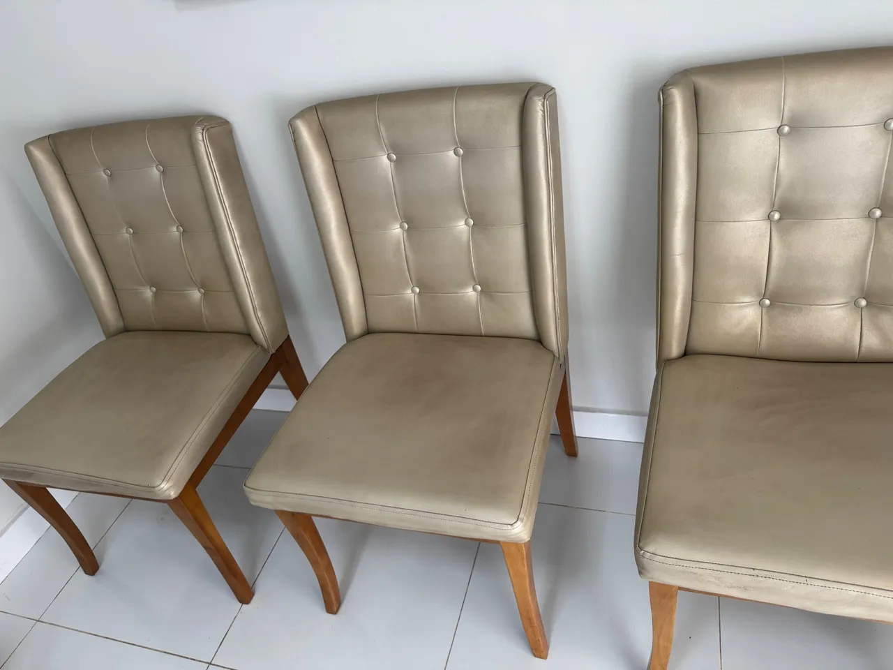 Cadeiras de Madeira - Luxo e Elegância