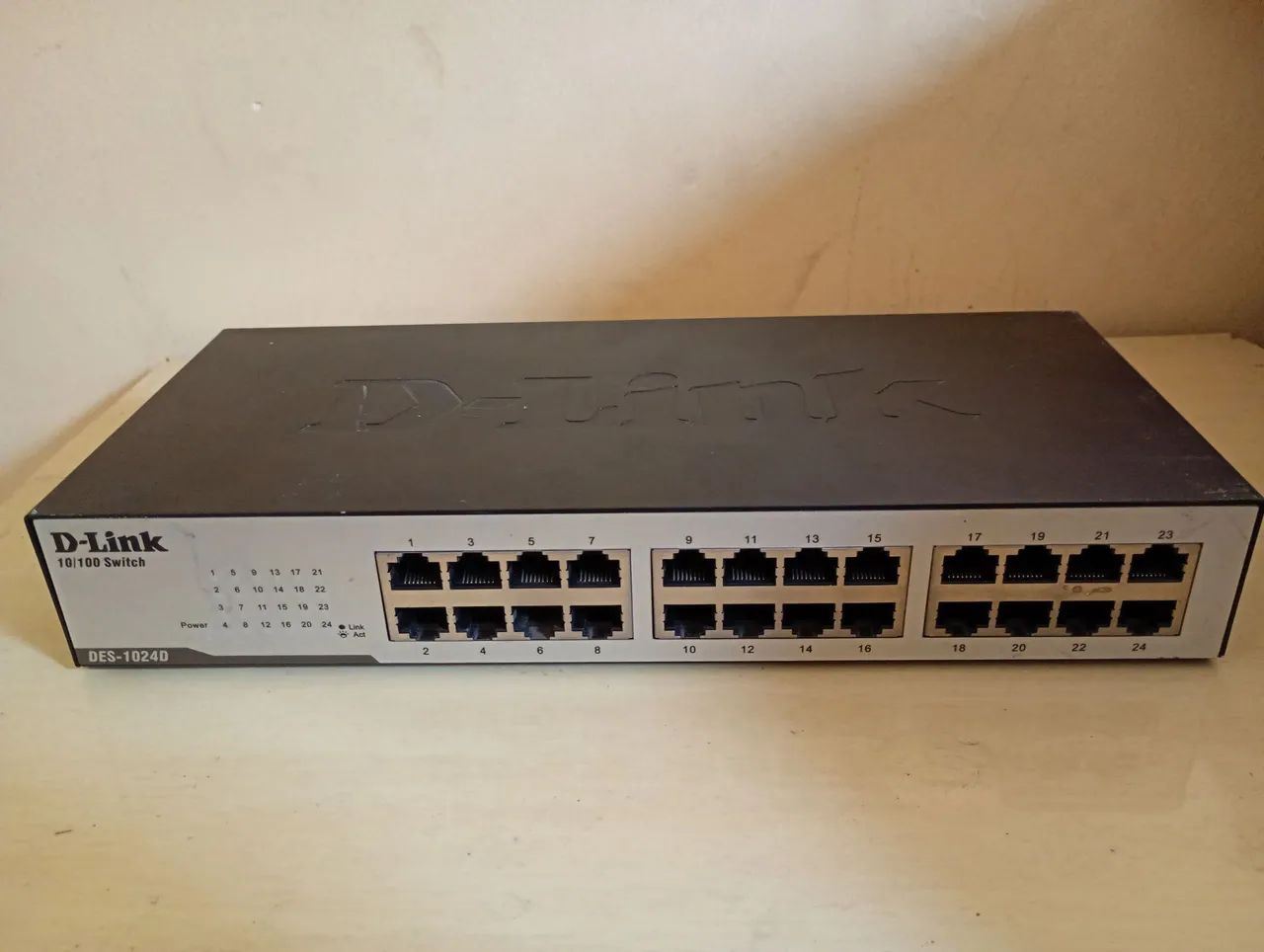 switch Ethernet D-Link DES-1024D 10/100 Mbps de 24 portas. 