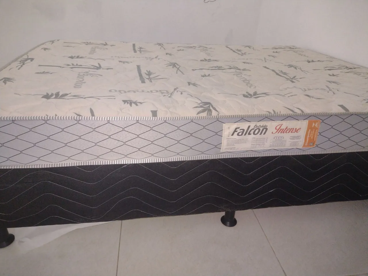 Cama box de casal com colchão, praticamente novo