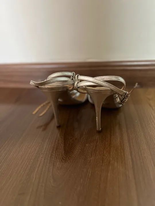 Sandália feminina prata Arezzo  - Foto 2