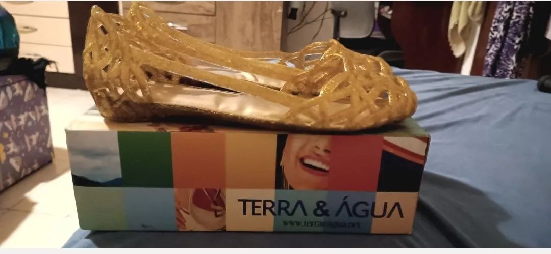 Sapatilha dourada com cheirinho de chiclete da Terra & Água. - Foto 3