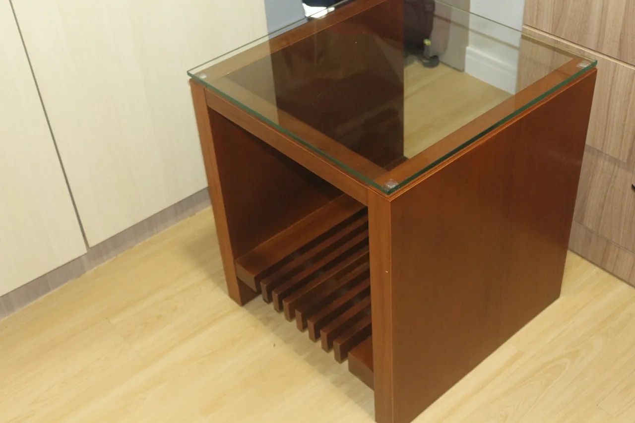 Mesa de centro com vidro e prateleira - Foto 3