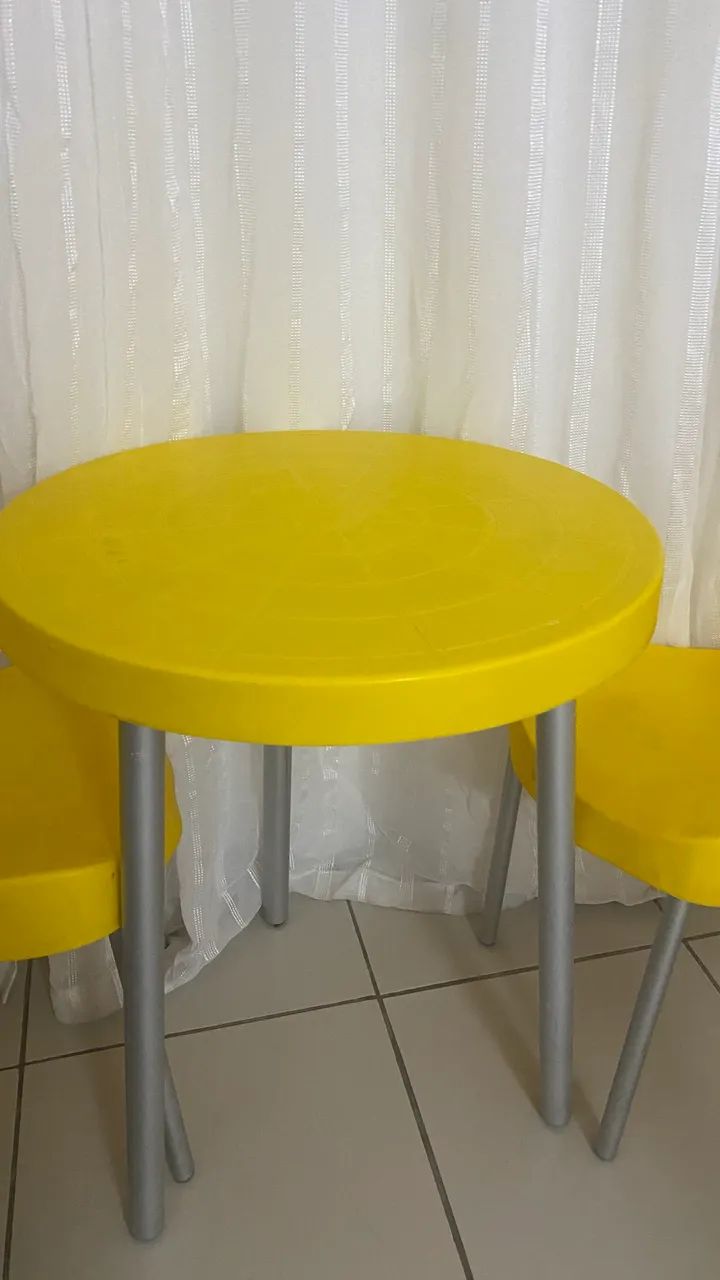 MESA COM DUAS CADEIRAS64842835037571122