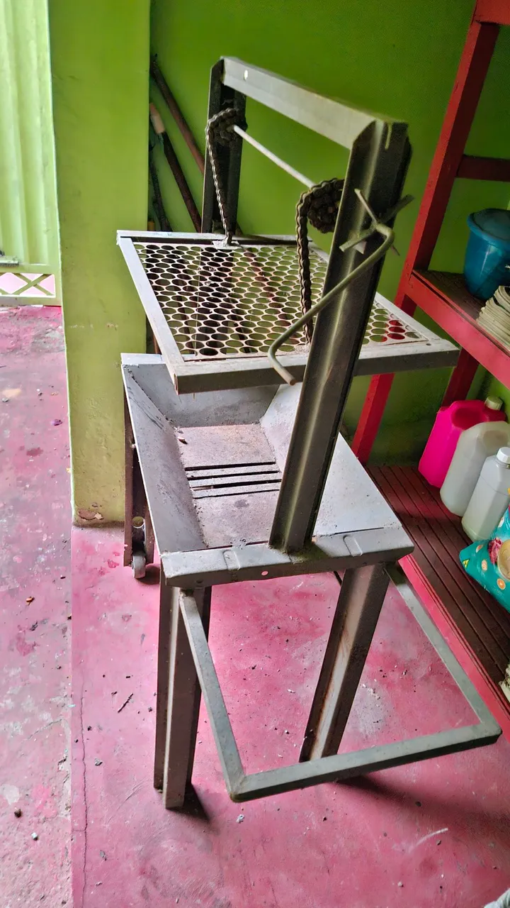 Churrasqueira de Aço com Grelha Ajustável