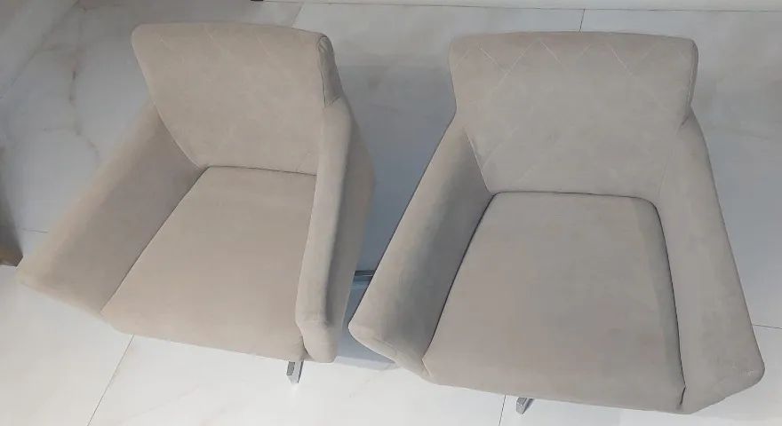 Poltrona estofada giratória com pés de metal - Foto 3