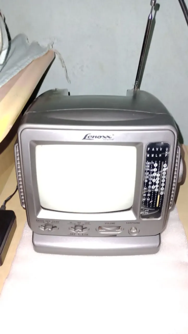 TV Lenoxx Portátil com Rádio