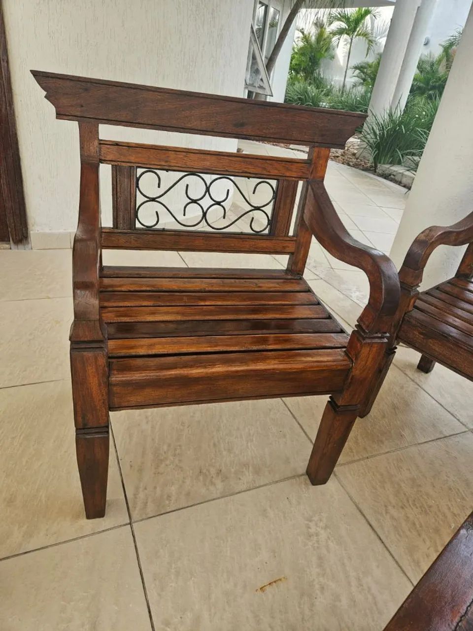 Conjunto de 3 Poltronos de Madeiras + Mesinha Baixa - Peças únicas - Foto 3