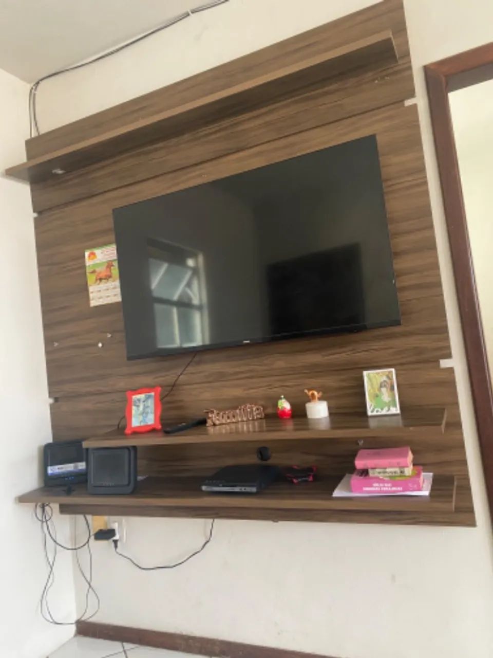Mesa de madeira com 4 cadeiras e painel  