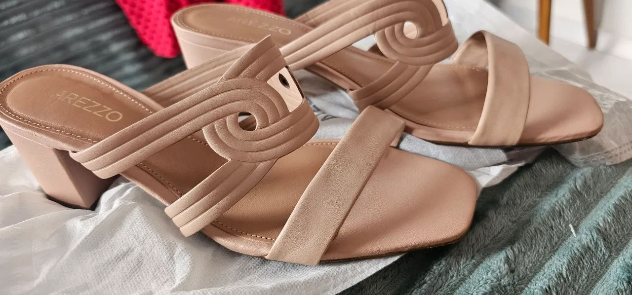 Sandália Arezzo Bege Elegante