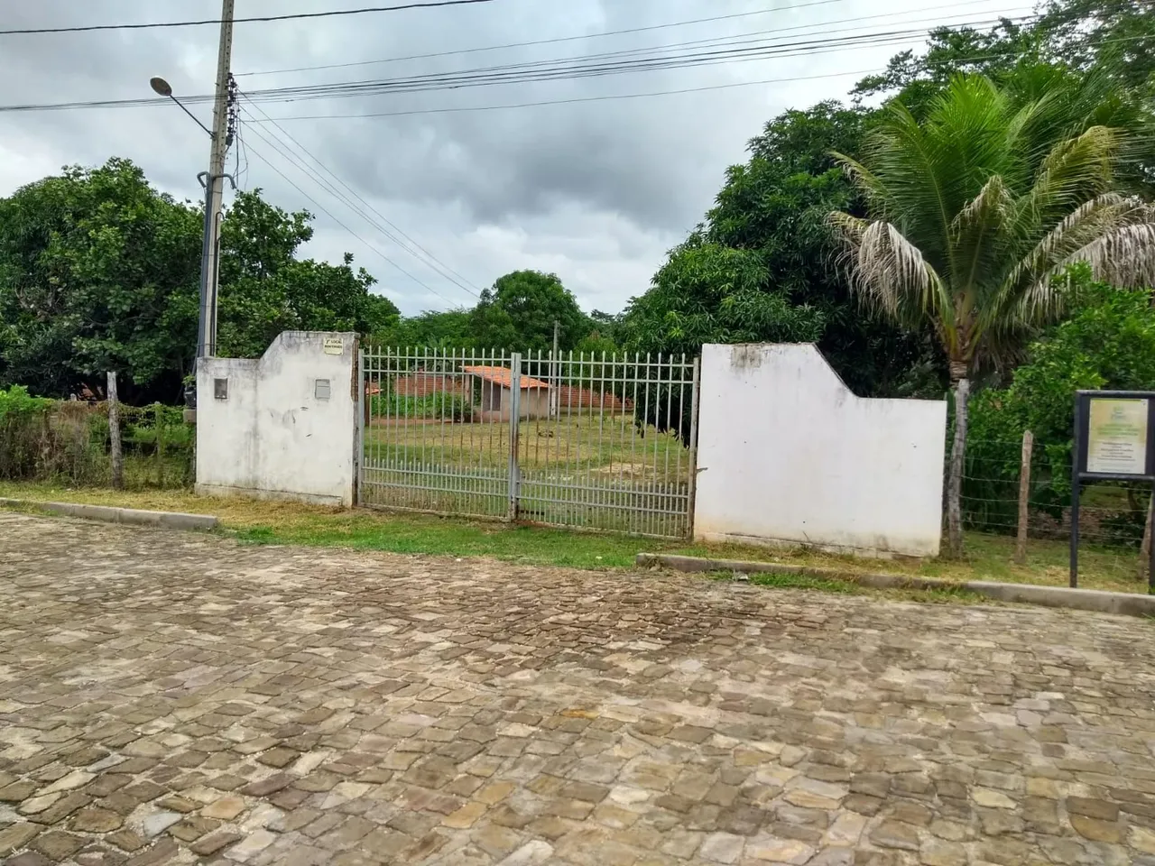 Vendo sítio, há 10 km de Teresina, estrada da cacimba velha, na beira do asfalto.