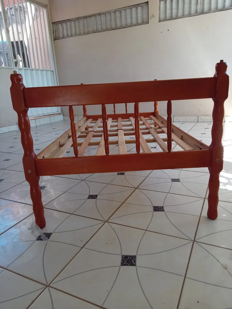 Cama de Madeira Clássica