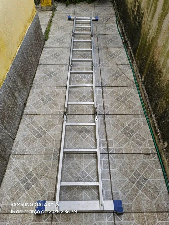 Escada de Alumínio dobrável 