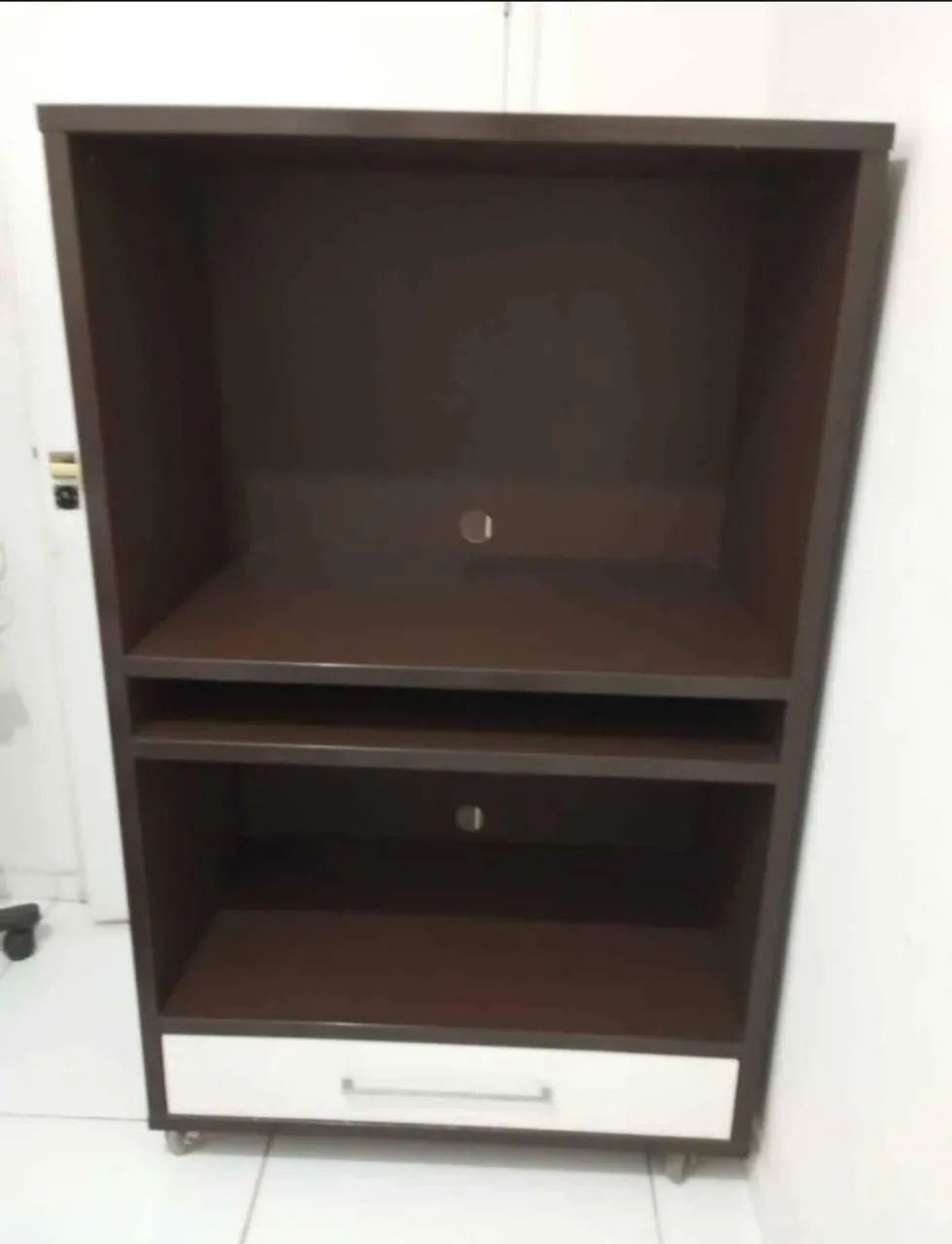 Rack de TV com gaveta e prateleiras