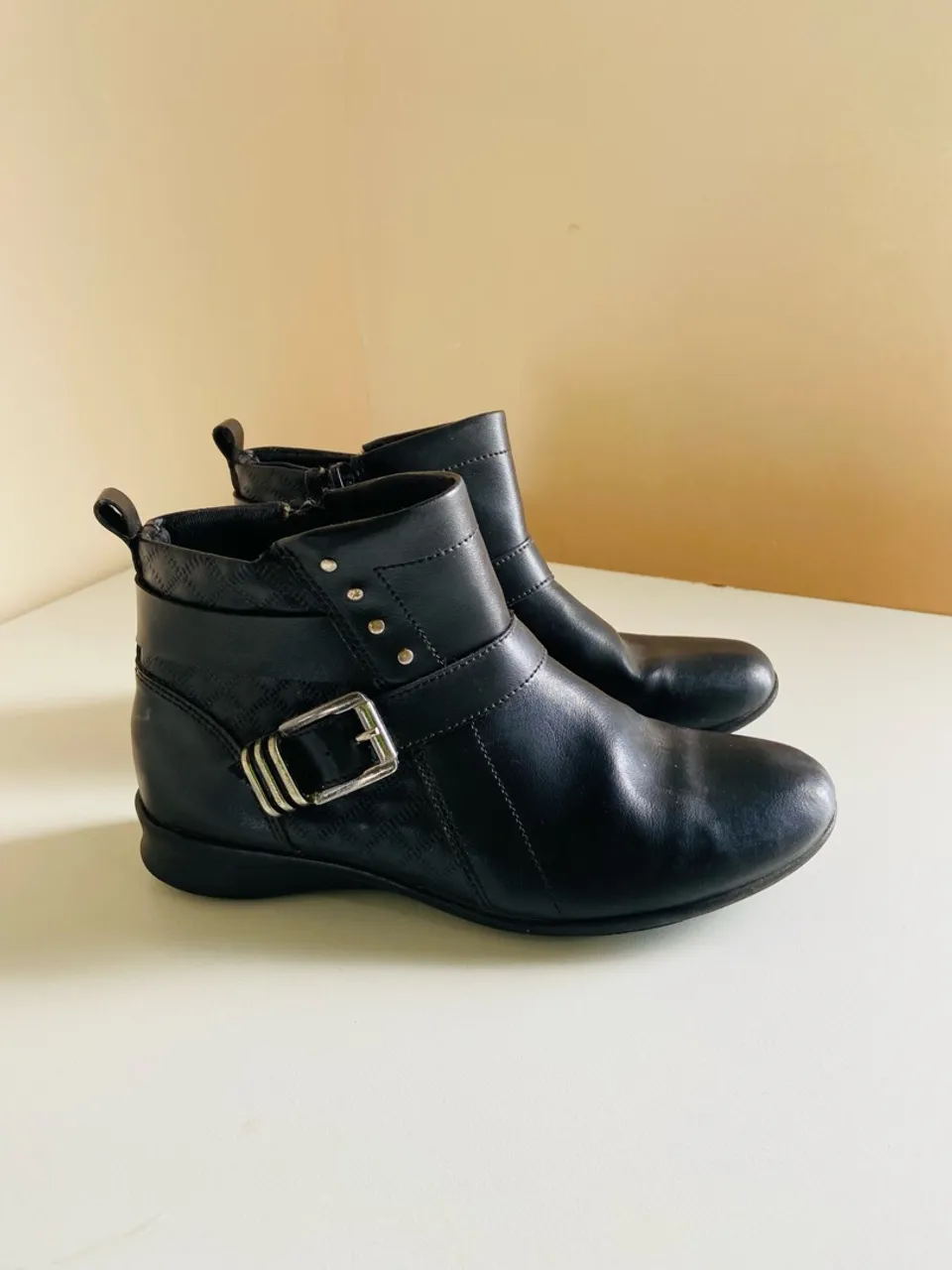 Bota infantil preta com fivela