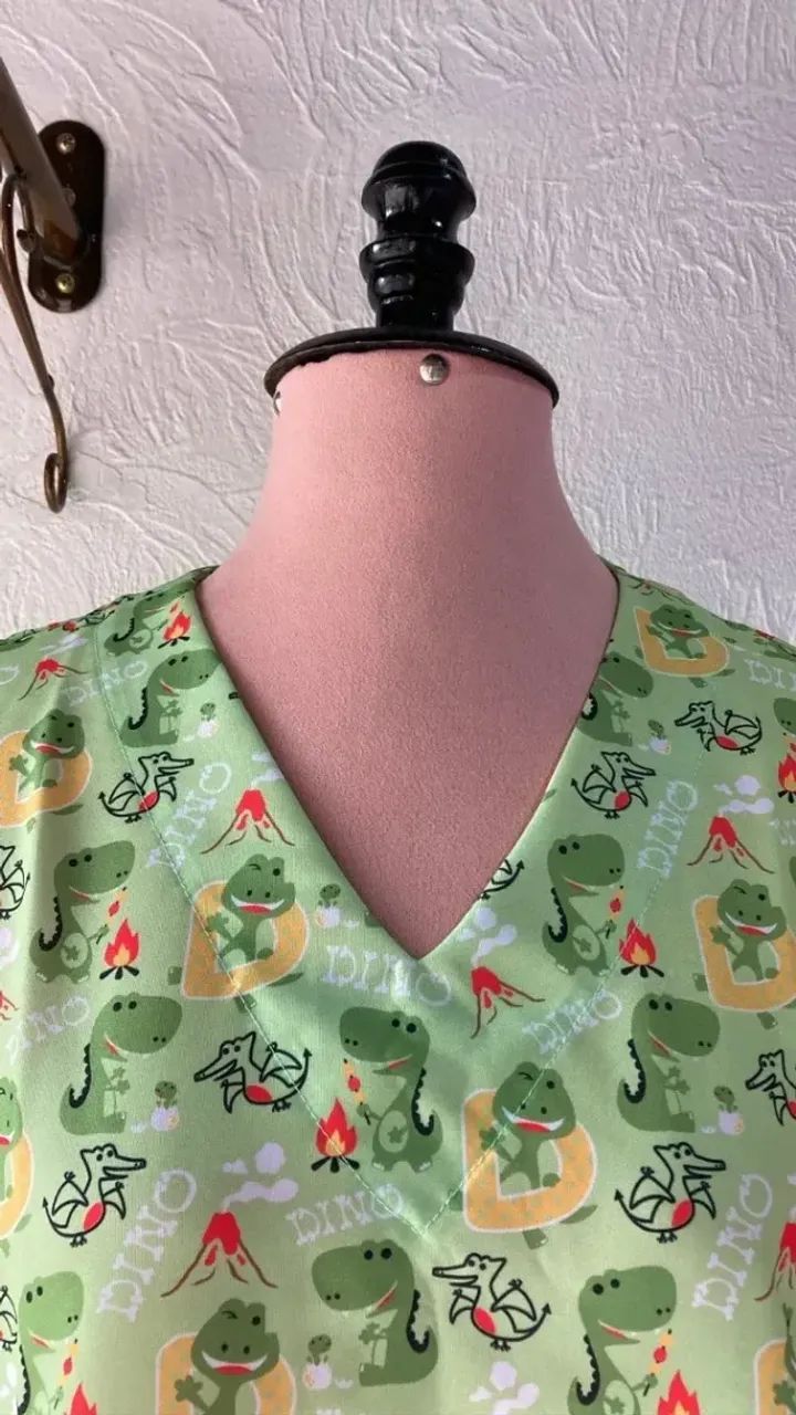 Pijama Cirúrgico Scrub Estampado Unissex Dinossauro "P" - Foto 2