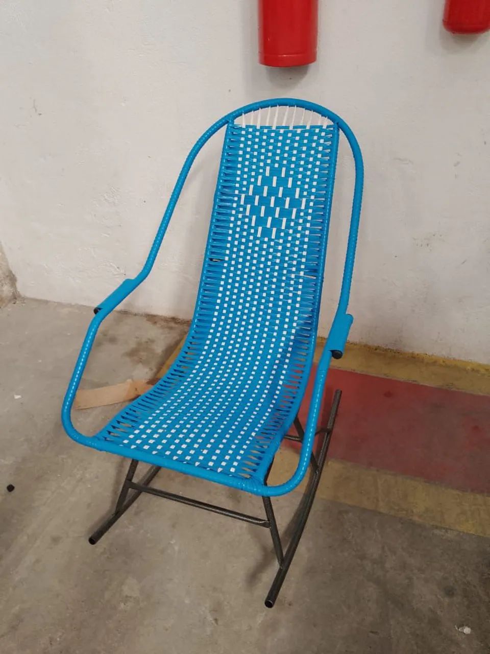 Cadeira de balanço azul com assento em tela
