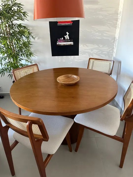 Mesa de madeira de 4 lugares 