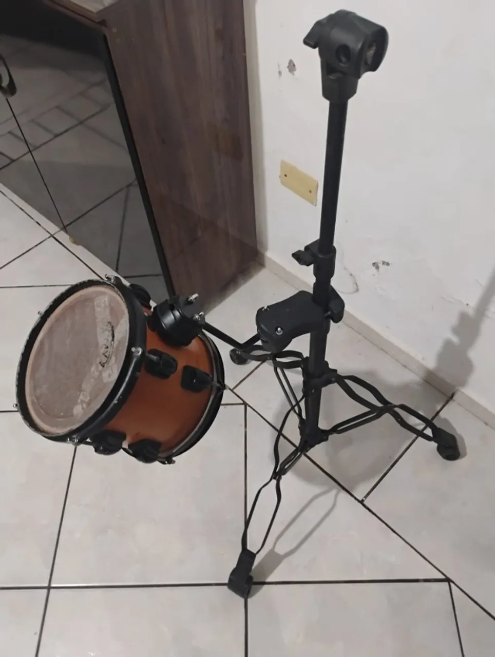 TOM 8 RMV rood com suporte maquina