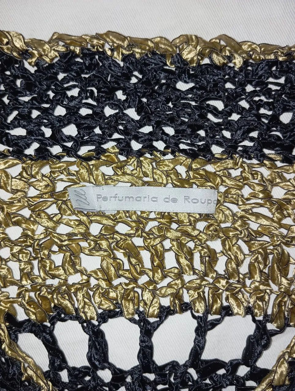 Blusa trabalhada em dourado e preto  - Foto 3