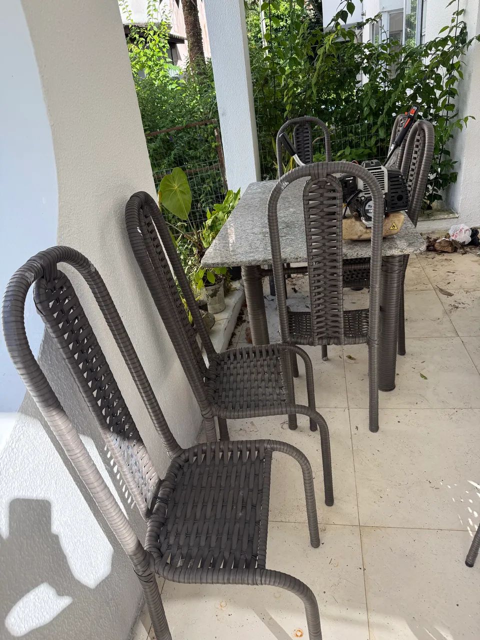 Mesa com tampo de granito, e pés de vime com 06 cadeiras. - Foto 5