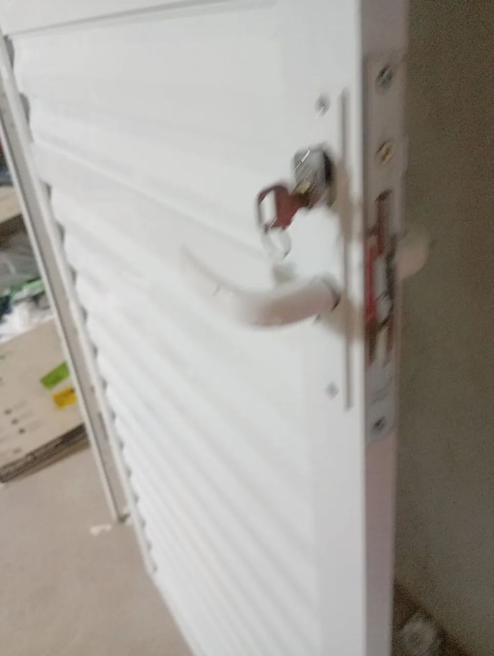 Vendo porta de alumínio seminova valor 350 - Foto 2