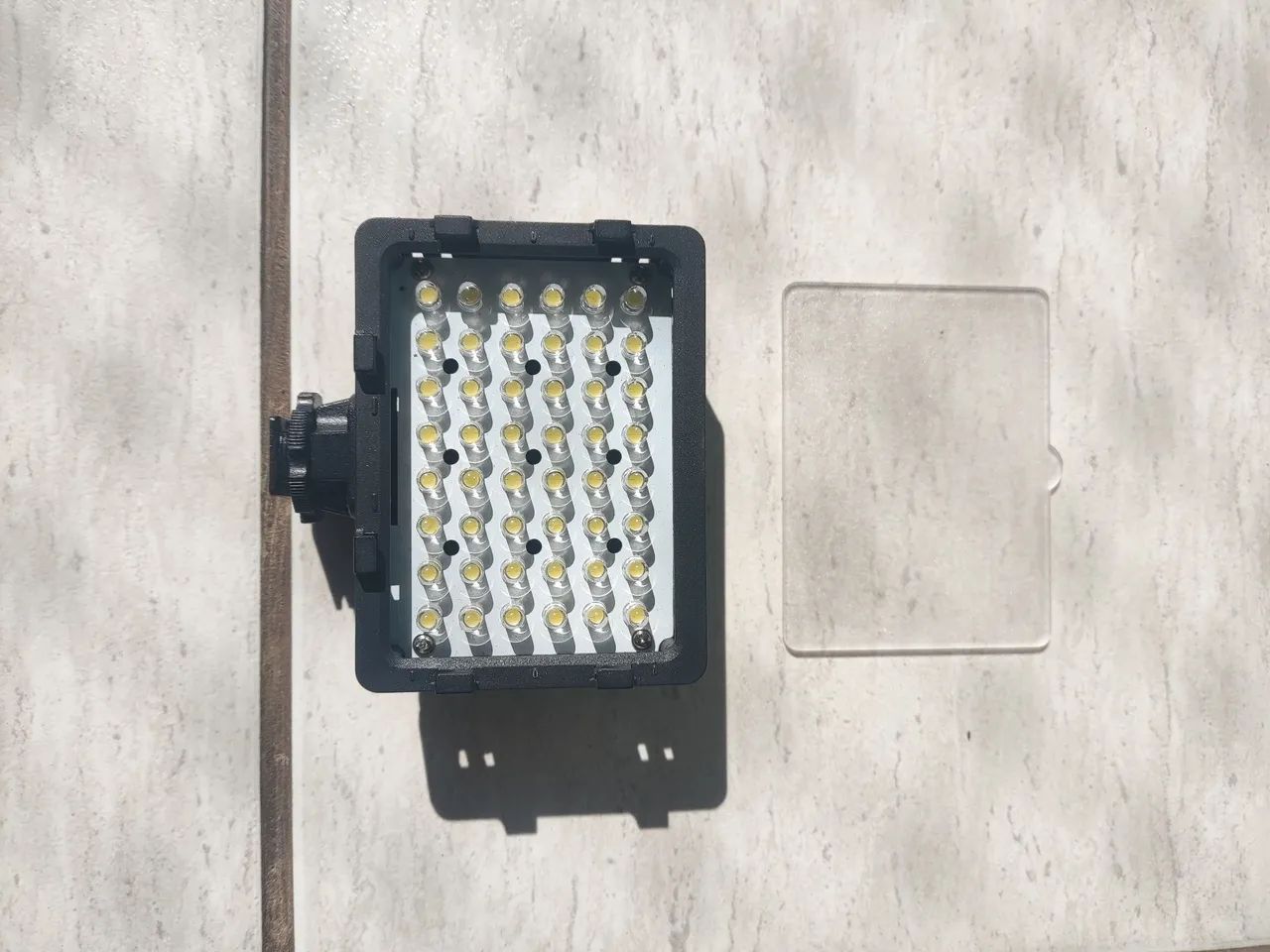 iluminador de LED para câmera ou filmadora, modelo CN-48H