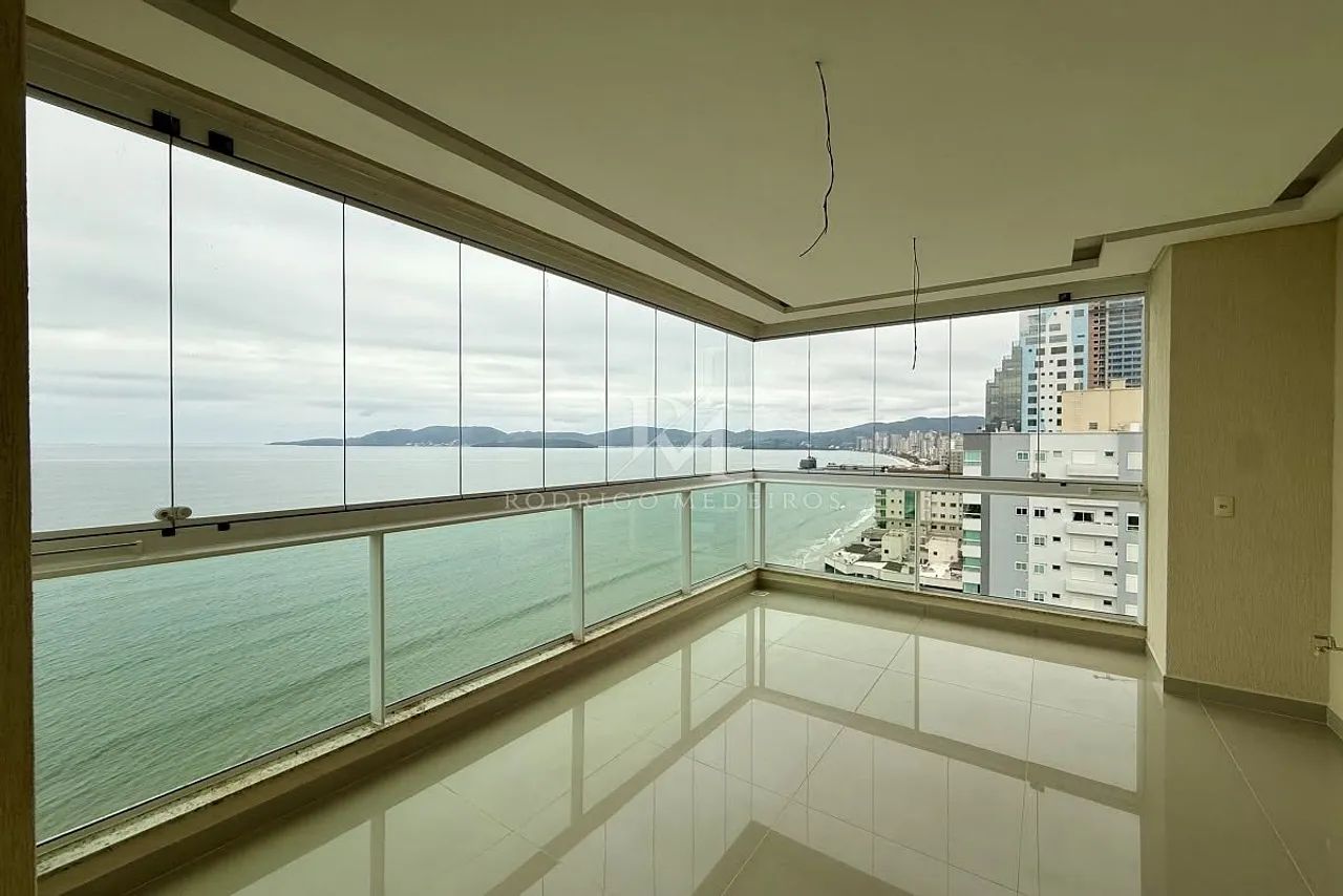 Cobertura duplex com 4 suítes e vista para o mar em Itapema