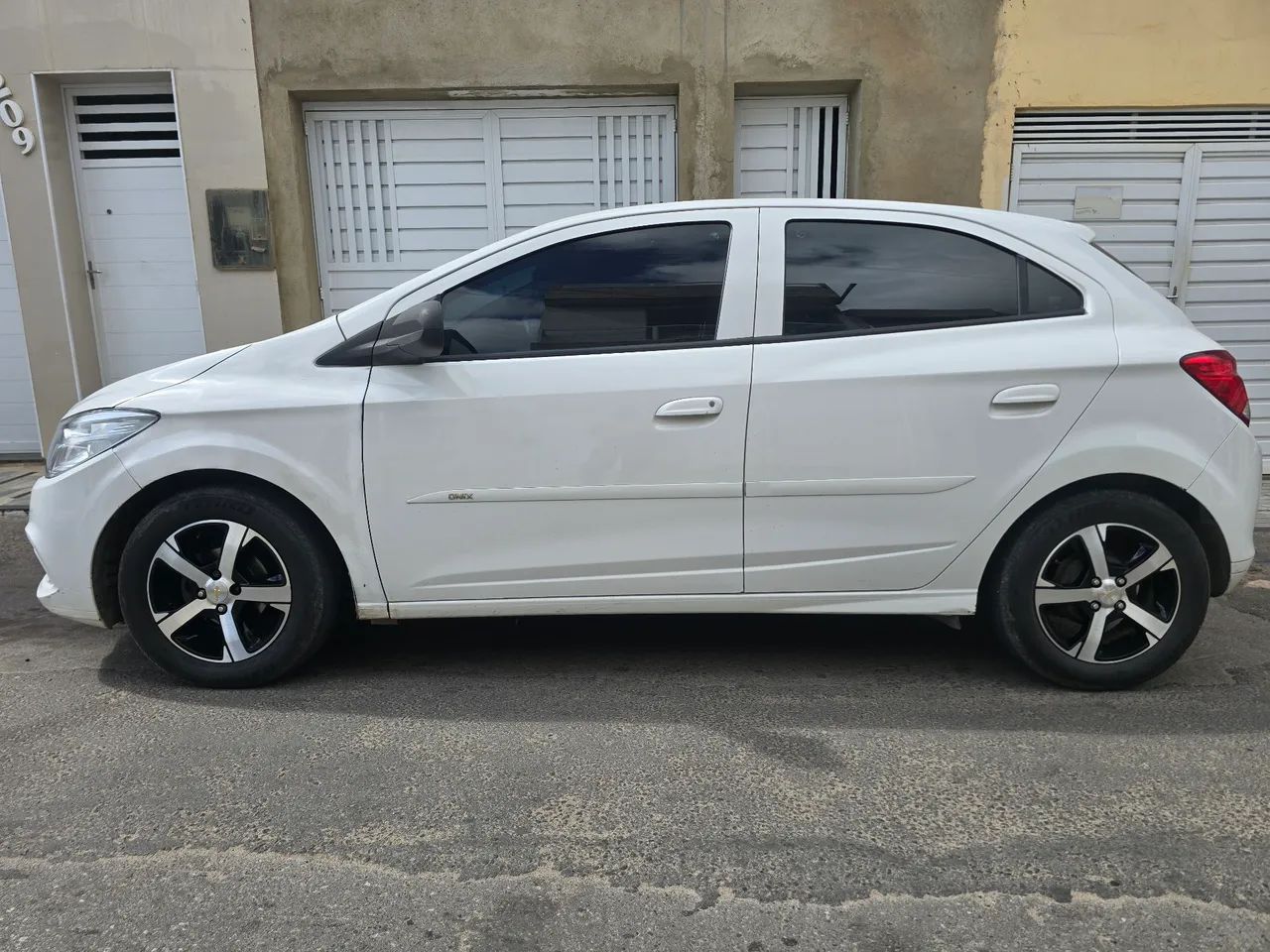 Chevrolet Onix JOY Hatch 1.0 8V Flex Mec. 4P 2017 - Foto 5