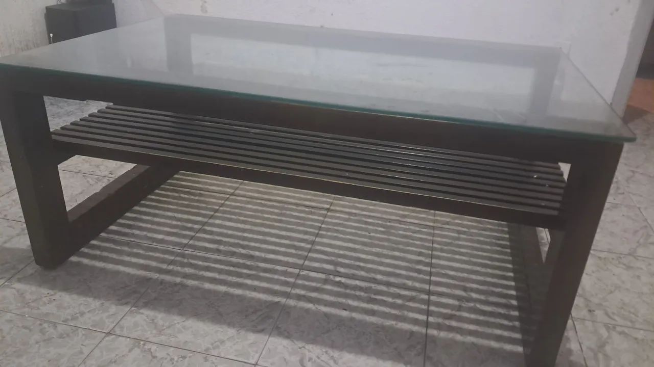 Mesa de Centro em madeira maciça e tampo de vidro - Foto 2