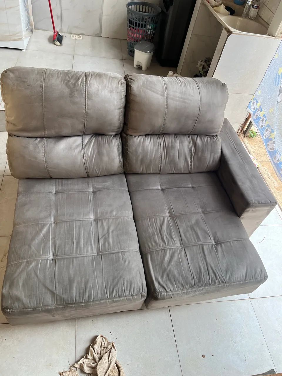Sofá retrátil cinza dois lugares higienizado  - Foto 2