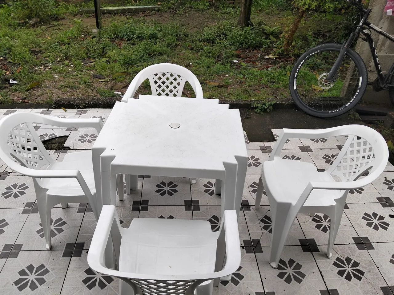 Mesa de plástico com 4 cadeiras novas  - Foto 3