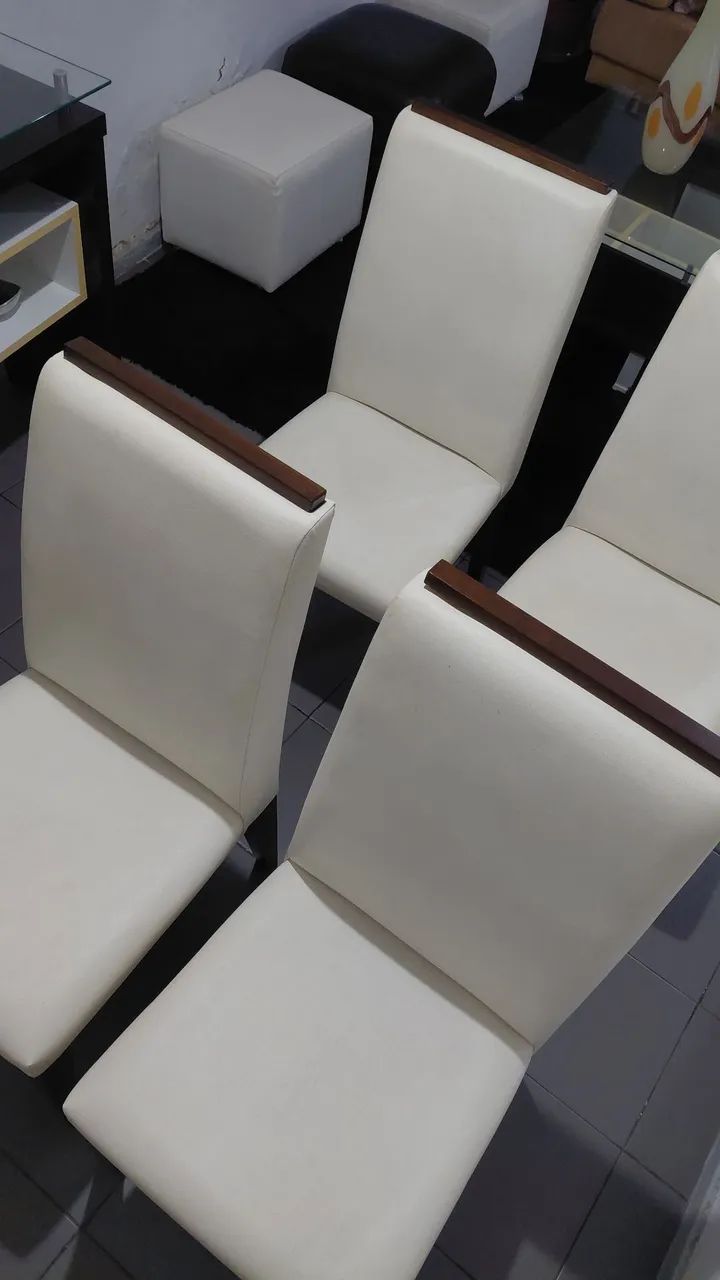 Cadeiras De Acolchoado Branco com Encosto