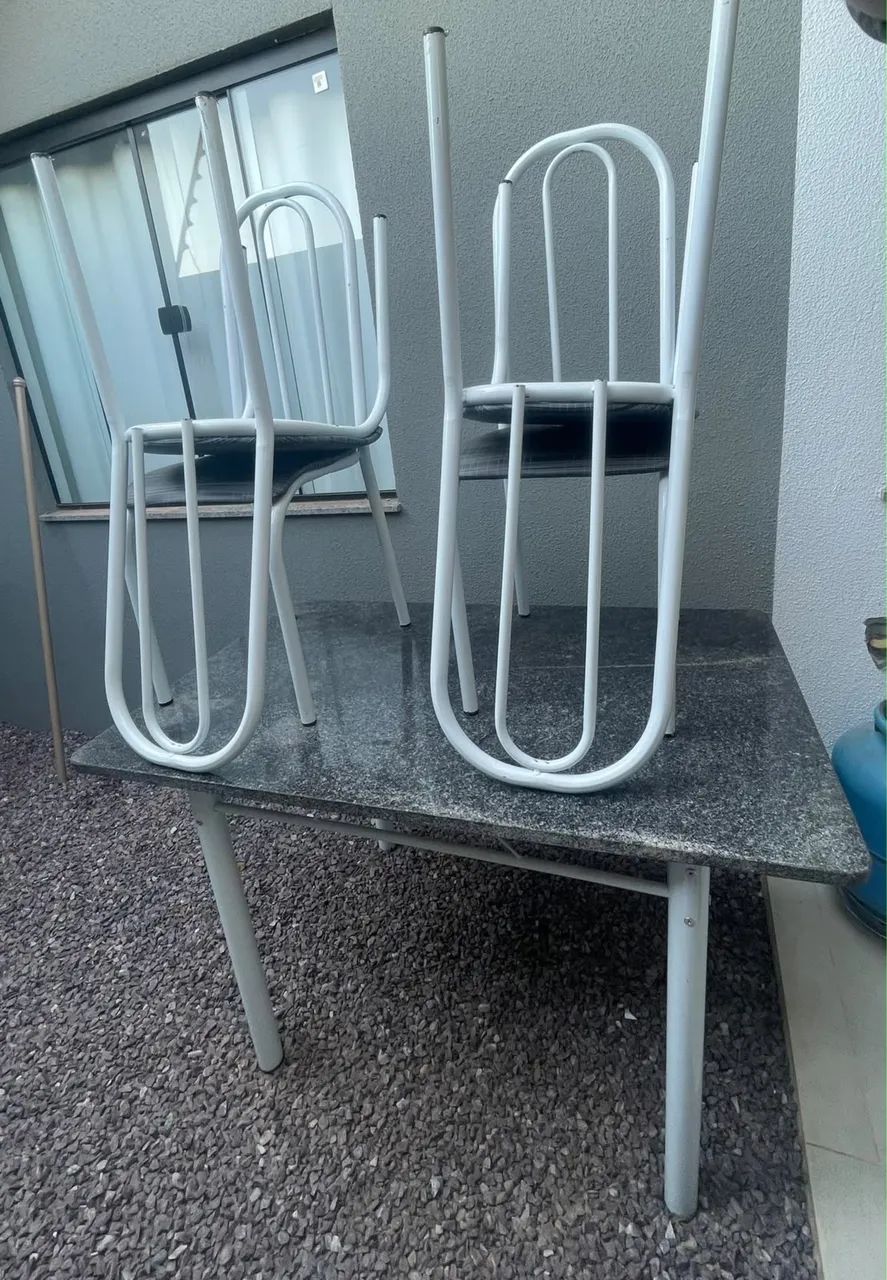 Vendo mesa de mármore com 04 cadeiras 