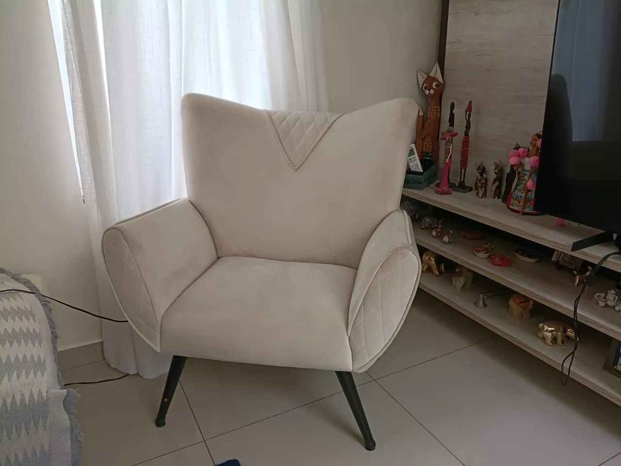 Poltrona estofada sala semi nova - Foto 2