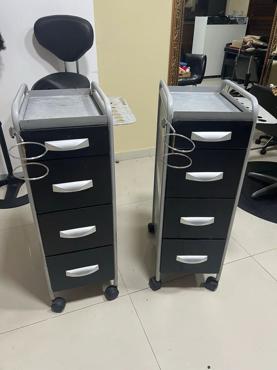 2 carrinhos auxiliares para salão de beleza 