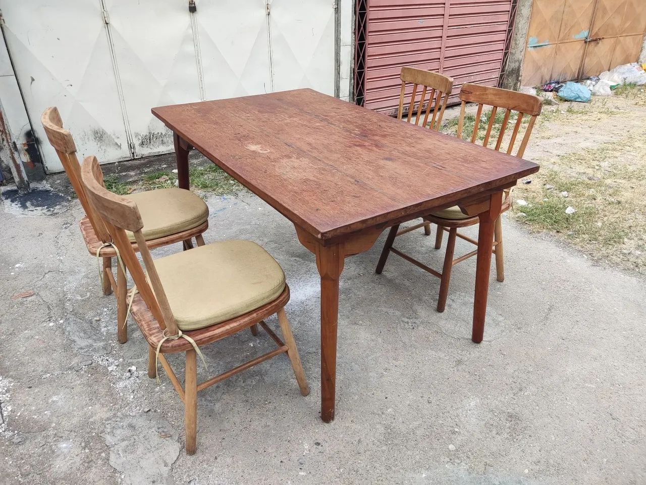 Mesa de madeira maciça com cadeiras  - Foto 2