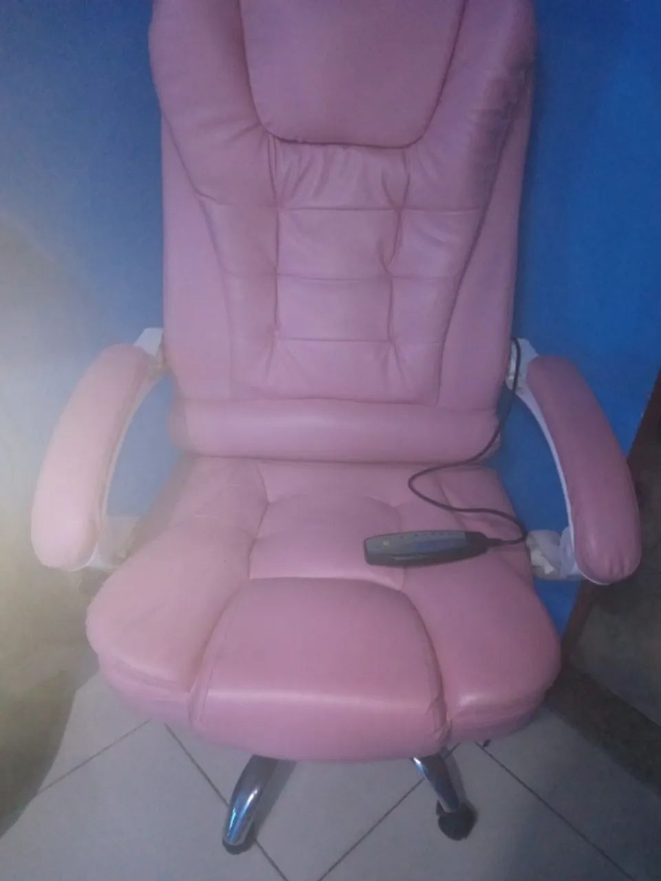 Cadeira escritório com massageador e descanso para as pernas, que está solta, não quebrada - Foto 2