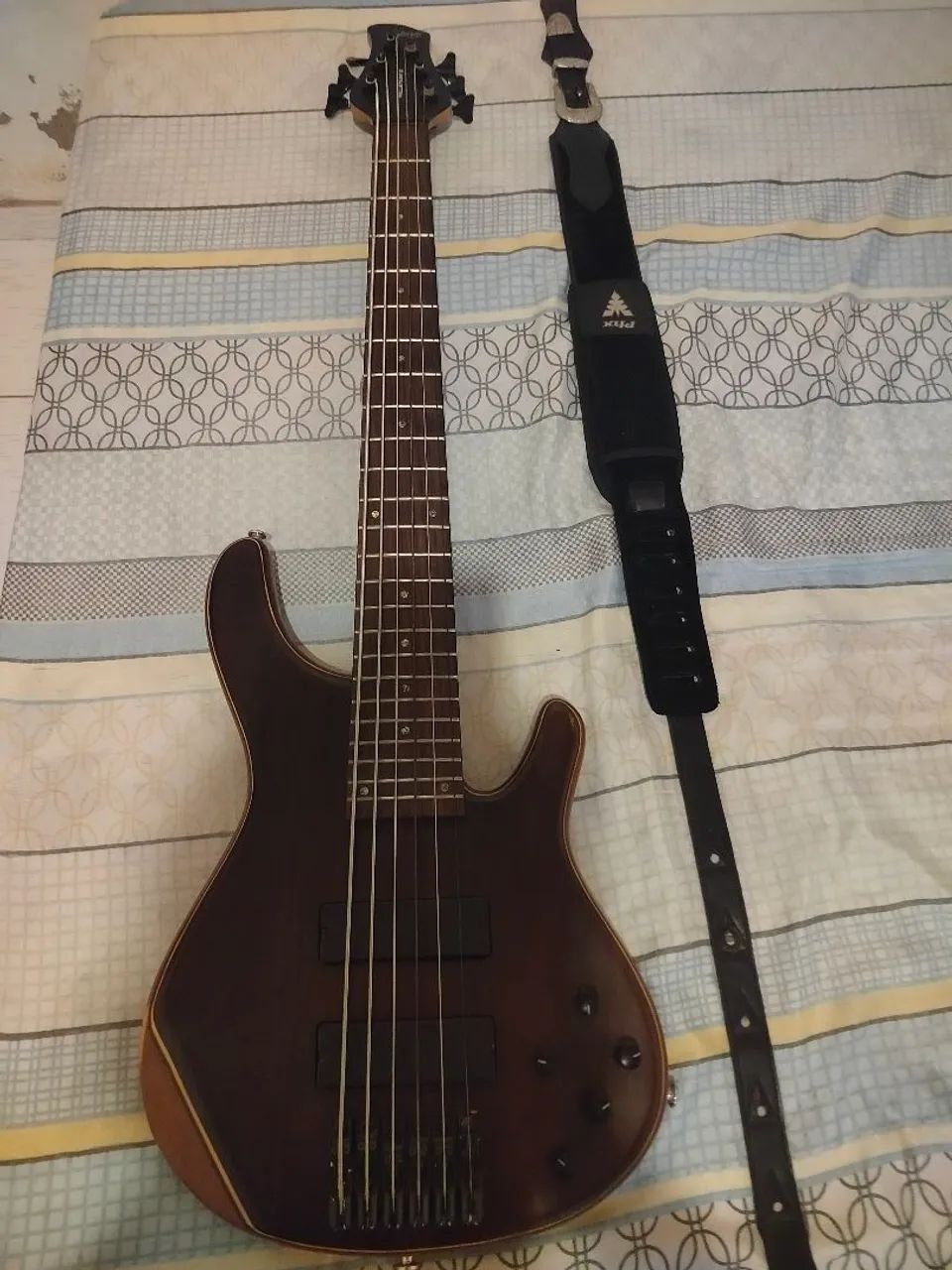 Baixo Tagima 6