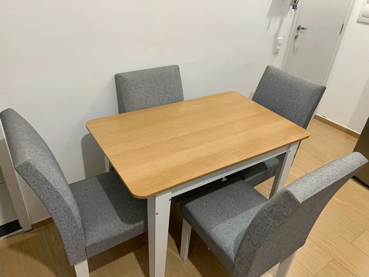 Mesa retangular mel/branco 110x68cm com 4 cadeiras - Foto 3
