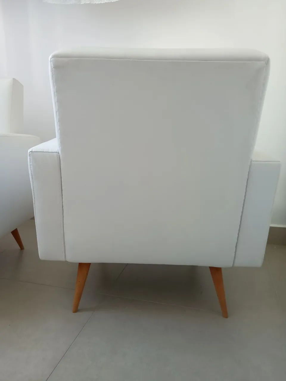White Leather Vintage Armchair65578359721089125