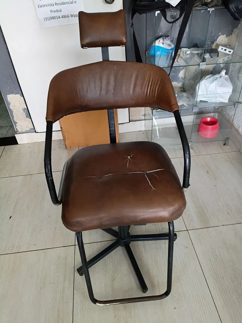 Cadeira de barbeiro e lavatório  - Foto 2