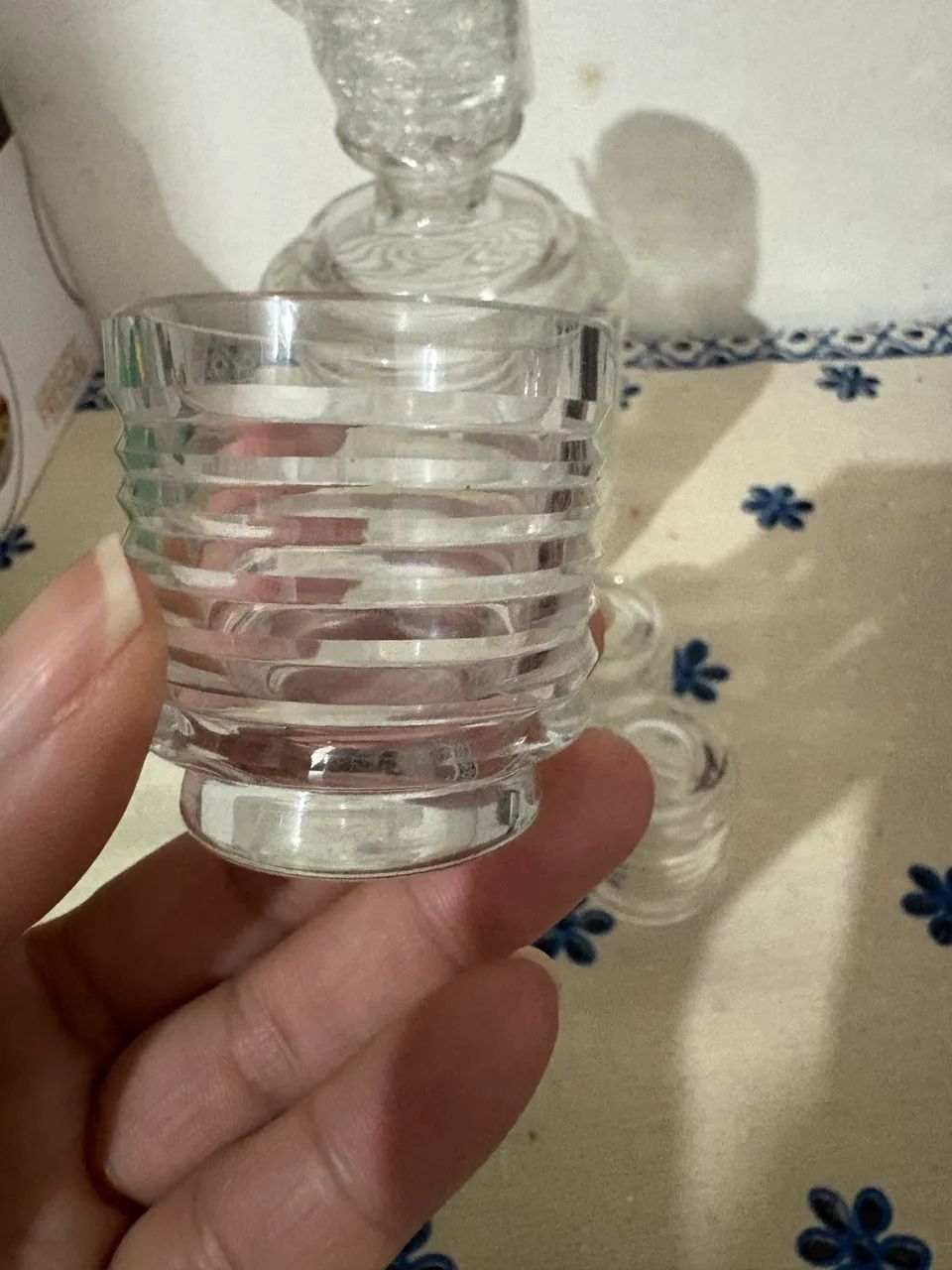conjunto licoreira antiga em vidro canelado com 5 copos - Foto 4