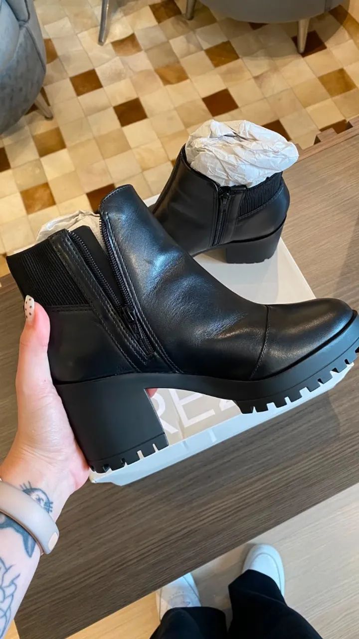 Bota preta tratorada Arezzo - Foto 2