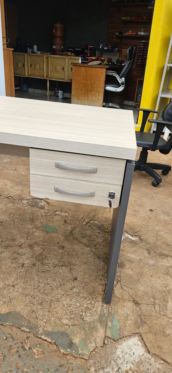 mesa escritório MDF bem conservada - entrega grátis  - Foto 2