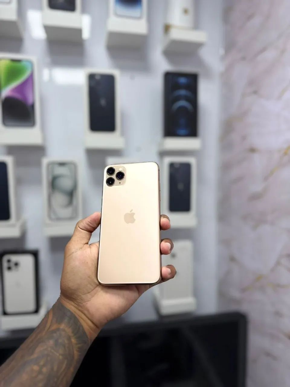 IPHONE 11 PRO MAX 128GB GOLD<br>R$ 1.550,00 TOP