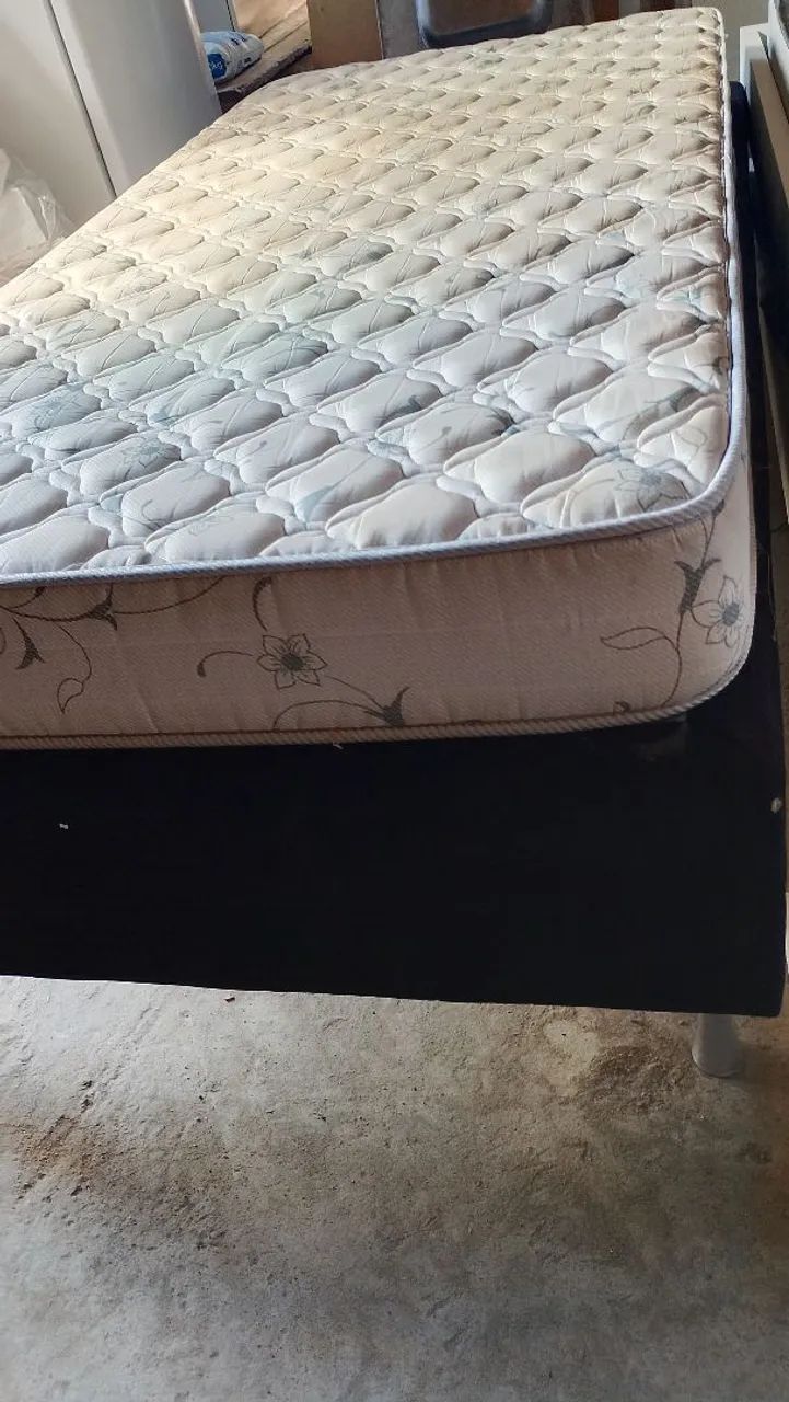 VENDO BASE COM COLCHÃO SE SOLTEIRO 
