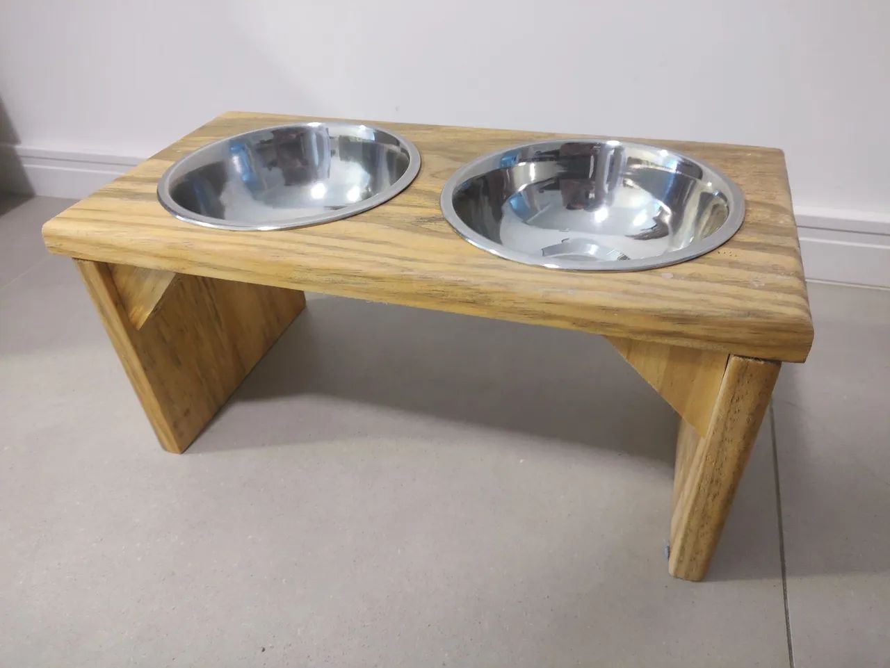 Linda mesinha de madeira para cachorro com pratinhos inox - Foto 3